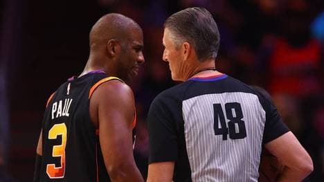 Chris Paul (l.) hat eine längere Geschichte mit Referee Scott Foster