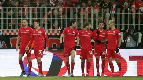 Union Berlin feiert den Führungstreffer von Neven Subotic