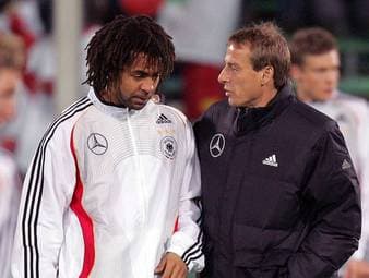 In letzter Sekunde wurde Patrick Owomoyela von Jürgen Klinsmann für die Heim-WM 2006 ausgebootet. Im SPORT1-Talkformat "Deep Dive" verrät er, wie das ablief - und enthüllt ein mysteriöses Telefonat mit Oliver Bierhoff.