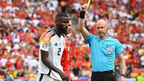 Antonio Rüdiger wurde für sein Einsteigen gegen Dani Olmo von Schiedsrichter Anthony Taylor verwarnt