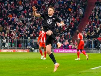 Dzenan Pejcinovic steht vor einem Wechsel vom VfL Wolfsburg zum VfB Stuttgart. An der Seite von Deniz Undav könnte sich der Stürmer auch für Bundestrainer Jürgen Klopp empfehlen.