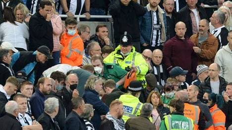 Ein Fan des Spiels zwischen Newcastle United und den Tottenham Hotspur erleidet einen ernsthaften medizinischen Notfall.