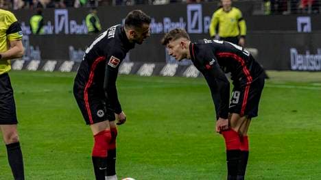 Jesper Lindström (rechts) hat sich im Spiel gegen den VfL Bochum eine leichte Knöchelverletzung zugezogen