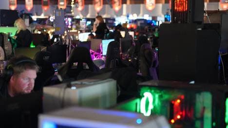 In Jönköping, Schweden findet einmal mehr die DreamHack Winter statt. Tausende Spieler:innen pilgern hier zum Elmia Exhibition Center, um gemeinsam zu zocken