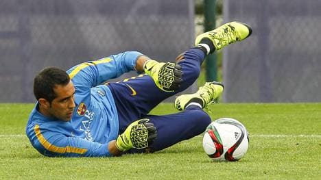 Torwart Claudio Bravo hechtet im Training des FC Barcelona 