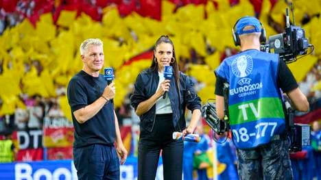 Esther Sedlaczek und Bastian Schweinsteiger sind bei den Übertragungen in der ARD am Mikrofon zu sehen.