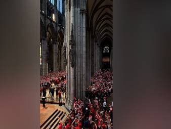 Vor dem Bundesliga-Auftakt des 1. FC Köln versammeln sich Fans zur traditionellen Fußball-Andacht im Kölner Dom. Gemeinsam stimmen sie sich auf die neue Saison ein.