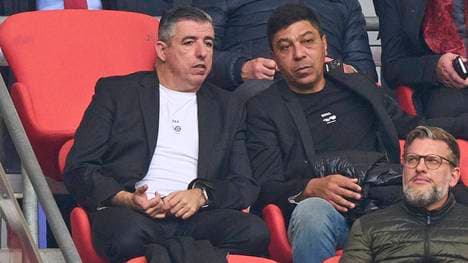 Giovane Elber (re.) besucht mit Roy Makaay ein Bayern-Spiel in der Allianz Arena