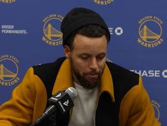 Nachdem es in den USA erneut zu tödlichen Schüssen durch die US-Einwanderungsbehörde ICE gekommen war, reagiert Chris Finch, Headcoach der Minnesota Timberwolves in der NBA, auf die Tragödie. Auch Warriors-Star Stephen Curry und Timberwolves-Forward Julius Randle äußern sich erschüttert zu den Ereignissen.