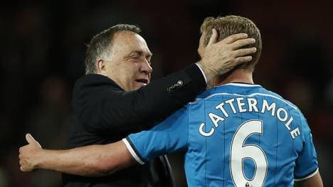 Trainer Dick Advocaat mit seinem Spieler Lee Cattermole vom AFC Sunderland nach dem 0:0 gegen den FC Arsenal