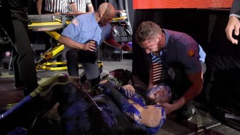 Kevin Owens wurde von Braun Strowman in einem Dixe-Klo von der Rampe geschubst