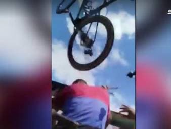 Bei einem professionellen Radrennen in Venezuela kommt es im Zielsprint zu einem fürchterlichen Massencrash. Ein Begleitmotorrad biegt kurz vor dem Ziel falsch ab - mit verheerenden Folgen.