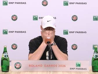Tennis-Dominator Jannik Sinner scheidet in Roland Garros bereits in der 2. Runde aus. Der Italiener erklärt seine Niederlage und gibt ein Update zu seinem Gesundheitszustand während des Matches. 