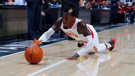 Dennis Schröder hechtet für die Atlanta Hawks nach dem Ball