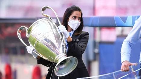 Eine Mitarbeiterin der UEFA mit dem Henkelpott