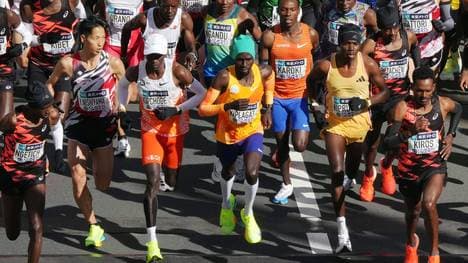 Eliud Kipchoge (3. v.l.) hatte keinen guten Tag in Tokio