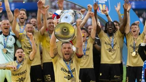 Podolski feiert den Pokalsieg in Polen