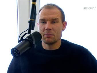 Im SPORT1-Podcast "Deep Dive" spricht Champions-League-Sieger Holger Badstuber über den Druck, dem junge Spieler auf ihrem Weg in den Profifußball ausgesetzt sind. Als zentrales Thema benennt er dabei auch die zunehmende Bedeutung von Social Media im modernen Fußball.
