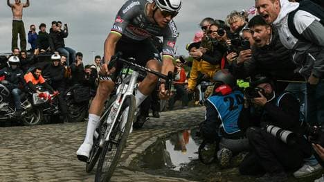Mathieu van der Poel wurde von einer Flasche getroffen