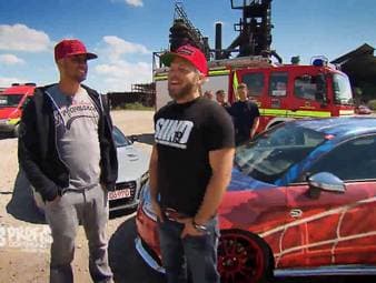 Die PS Profis Jean Pierre und Sidney bekommen einen Auftrag, der es in sich hat: Ein dickes Sparschwein soll her! Was das sein soll? Ein SUV, PS stark, aber möglichst mit Autogas betrieben. Das Budget liegt bei 30.000 Euro maximal. Da kommt der Geheimtipp H3 ins Spiel. Das „kleinste Hummerchen“ mit der dicken 5,3 Liter Vortec V8 Maschine mit 305 PS, der nur in den letzten zwei Baujahren als EU-Modell angeboten wurde. Zur Auswahl steht aber auch ein dicker Mercedes ML. Welches Schwein ist fett genug und trotzdem sparsam?
