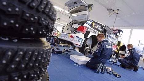 Die Spikereifen bieten auch auf Schotter eine Menge Grip