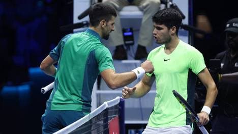 Carlos Alcaraz (r.) warnt Nowak Djokovic