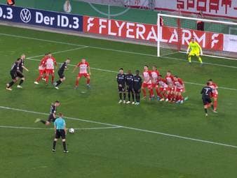 Der SC Freiburg geht im heimischen Stadion baden. Gegen stark aufspielende Paderborner scheidet die Streich-Elf in der zweiten Pokalrunde aus - und setzt eine erschreckende Serie fort.