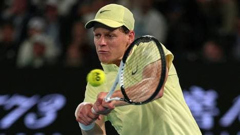 Jannik Sinner schlägt in Hamburg auf