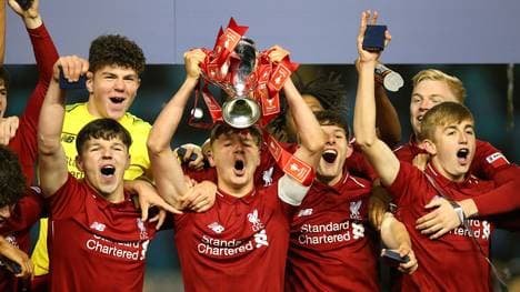 Paul Glatzel (M.) ist Kapitän von Liverpools U18 Als Kapitän führte Glatzel sein Team zum Erfolg im FA Youth Cup 2019 gegen Manchester City