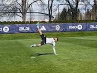 Fallrückzieher: Müller von Kollegen abgefeiert