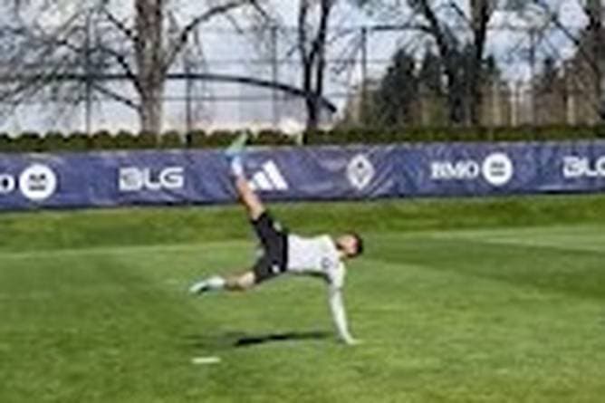 Fallrückzieher: Müller von Kollegen abgefeiert