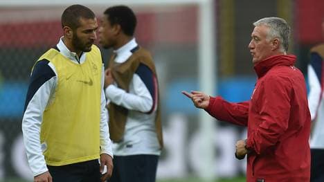 Didier Deschamps (r.) plant vorerst ohne Karim Benzema