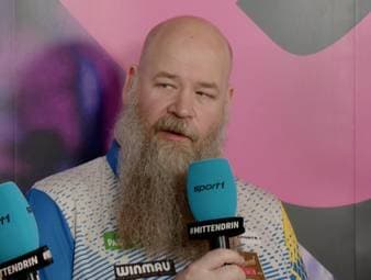 Andreas Harrysson, genannt „Dirty Harry“, wirft bei seiner ersten WM Ricardo Pietreczko aus dem Turnier. Im Interview mit SPORT1 wirkt der Schwede hoch entspannt und erleichtert.