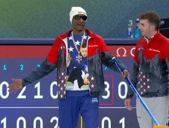 Bereits vor der Eröffnungsfeier ist bei den Olympischen Spielen viel los. Lindsey Vonn trotzt ihrem Kreuzbandriss, US-Rapper Snoop Dogg probiert sich im Curling und beim Damen-Eishockey kommt es zu einem dreisten Diebstahl.