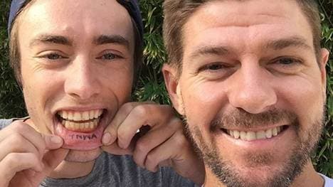 Steven Gerrard wird an das Motto des FC Liverpool erinnert: "You'll never walk alone"