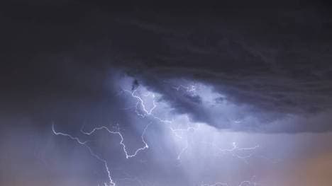 In der Schweiz verletzt ein Blitzeinschlag mehrere Jugendliche