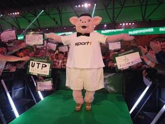Ist das vielleicht der legendärste Walk-on der Darts WM 2026? Und wer versteckt sich unter dem Kostüm? 