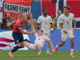 Das vermeintliche 2:1 für die Norweger wird durch eine neue VAR-Regelung letztendlich zurückgenommen.