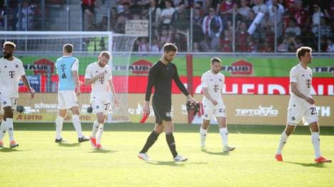 Sven Ulreich geht ohne sein Trikot vom Platz