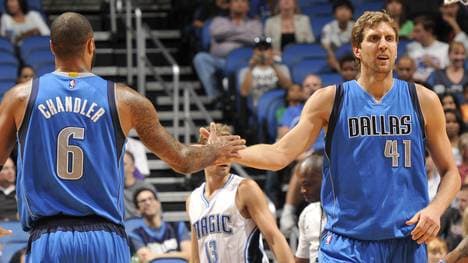 Dirk Nowitzki (rechts im Bild) klatscht mit Tyson Chandler ab