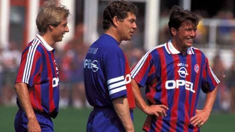 Trainer Otto Rehhagel (Mitte) amüsiert sich mit Matthäus (re.) und Klinsmann (alle Bayern) Fußball 1. BL Herren Saison 1995 1996, FC Bayern München Gruppe Olympiastadion München