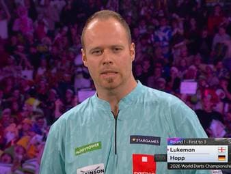 Max Hopp startet bei seinem Ally-Pally-Comeback furios in die Partie - doch leistet sich gegen Martin Lukeman einen üblen Aussetzer. 