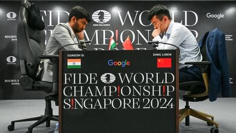 Gukesh (l.) und Ding bei der Schach-WM