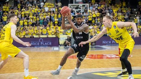 Vincent King (M.) führt Hamburg zum Sieg