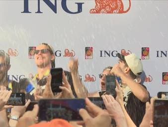 Nach dem Gewinn der Weltmeisterschaft lassen sich die deutschen Basketballer in Frankfurt feiern. Über 1000 Fans empfangen ihre Helden und beteiligen sich an der großen Party.