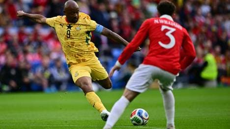 Ghanas Jordan Ayew bei einem Schuss im Test gegen Wales