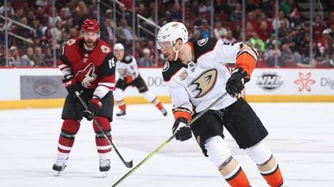 Korbinian Holzer hat seinen Vertrag mit den Anaheim Ducks verlängert