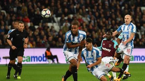 Huddersfields Mathias Jörgensen (3.v.l.) fälschte beim 0:1 den Ball unglücklich ab