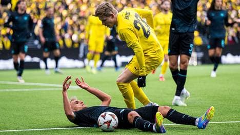 Kommt Lazio Rom nach der 0:2-Auswärtspleite in Norwegen (im Bild Gustav Isaksen und Jens Petter Hauge) wieder auf die Beine?