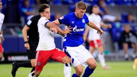 Der HSV (mit Ludovit Reis, l.) trifft am 18. Spieltag der 2. Bundesliga auf Schalke 04 (mit Simon Terodde, r.) - LIVE auf SPORT1